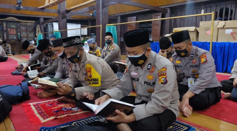 Kapolda Riau Ikuti Khotmil Qur'an dan Silaturahmi di Masjid Jami' Air Tiris Kampar, Kapolres Jajaran Menandatangani MoU Dengan NU 25