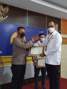 Kapolres Rokan Hulu AKBP Taufiq Lukman Nurhidayat, S.I.K., MH  terima penghargaan dari KPPN di Pekanbaru 2