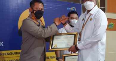 Kapolres Rokan Hulu AKBP Taufiq Lukman Nurhidayat, S.I.K., MH terima penghargaan dari KPPN di Pekanbaru 5