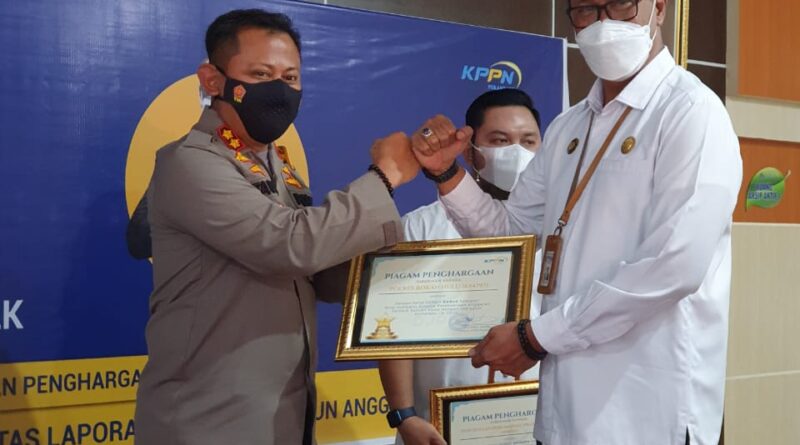 Kapolres Rokan Hulu AKBP Taufiq Lukman Nurhidayat, S.I.K., MH  terima penghargaan dari KPPN di Pekanbaru 1