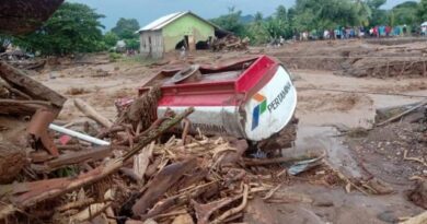 Korban Banjir di Flores Timur Dikubur Satu Liang Lahat Secara Massal 6