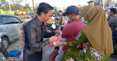 Karneng Dimara Lubis Bagi Bagi Nasi Kotak Pada Pengguna jalan Diponegoro 5
