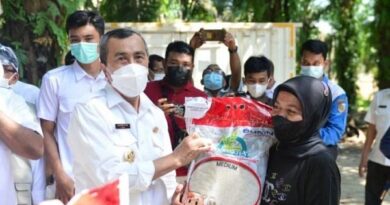 Gubernur Riau Serahkan Bantuan Beras PPKM untuk warga Pekanbaru 4