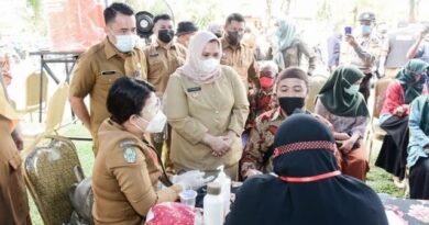 Bupati Kasmarni Tinjau Pelaksanaan Vaksinasi di Posko PPKM Kecamatan Mandau 6