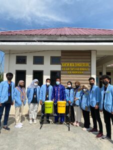 Peduli Lingkungan, Mahasiswa KKN UNRI Bagikan Tong Sampah Daur Ulang Ke Desa Sungai Selari Kecamatan Bukit Batu 2