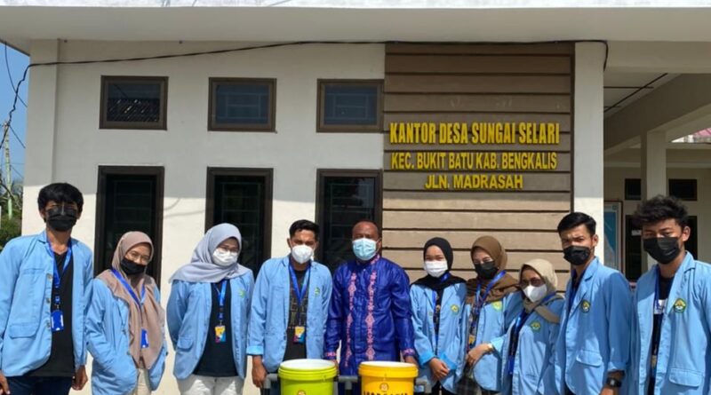 Peduli Lingkungan, Mahasiswa KKN UNRI Bagikan Tong Sampah Daur Ulang Ke Desa Sungai Selari Kecamatan Bukit Batu 1
