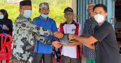 Aksi Mahasiswa KKN Uni versitas Riau( UNRI) Tanam Pohon Ketapang Di Wilayah Pemakaman Desa Sungai Selari Kecamatan Bukit Batu 5