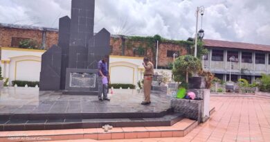 Dalam Rangka Menyambut Hari Kemerdekaan Republik Indonesia Ke 76, Kepala Dinas Lingkungan Hidup Melakukan Pembenahan dan Pembersihan Di Taman Makam Pahlawan 6