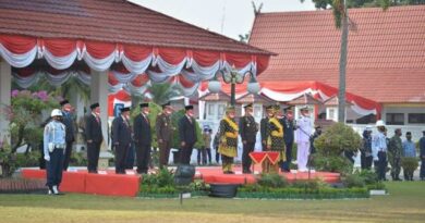 Berpakaian Khas Melayu, Gubernur Riau Syamsuar Pimpin Upacara Peringatan HUT Ke-76 RI di Halaman Gedung Daerah 4