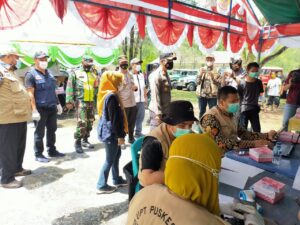 Kapolres Bengkalis Tinjau Pelaksanaan Vaksin Massal Pada Masyarakat Suku Akit Rupat Utara 2