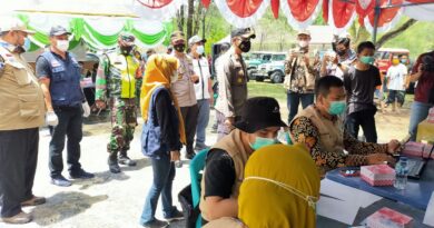 Kapolres Bengkalis Tinjau Pelaksanaan Vaksin Massal Pada Masyarakat Suku Akit Rupat Utara 4