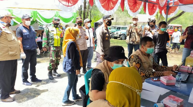 Kapolres Bengkalis Tinjau Pelaksanaan Vaksin Massal Pada Masyarakat Suku Akit Rupat Utara 1