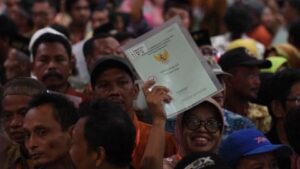 Bagi-bagi Sertifikat, Jokowi Dorong Polri Tak Ragu Berantas Mafia Tanah 2