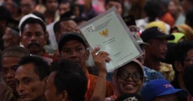 Bagi-bagi Sertifikat, Jokowi Dorong Polri Tak Ragu Berantas Mafia Tanah 5