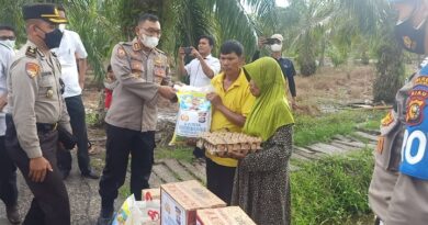 Kapolres Rokan Hilir Menyerahkan bantuan Sembako kepada Warga Teluk Gong Sinabai yang Rumahnya diterjang Angin Putigng Beliung 6