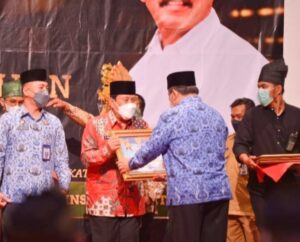 H.Sukiman Terima Piagam Penganugerahan Komisi Informasi Kategori Kabupaten Kota oleh KI Riau 2