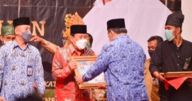 H.Sukiman Terima Piagam Penganugerahan Komisi Informasi Kategori Kabupaten Kota oleh KI Riau 4