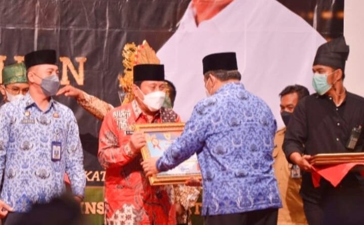 H.Sukiman Terima Piagam Penganugerahan Komisi Informasi Kategori Kabupaten Kota oleh KI Riau 1
