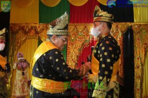 Wabup Dan pimpinan DPRD Serta Dandim di Anugerahi Gelar Adat oleh LAMR Rohul 2