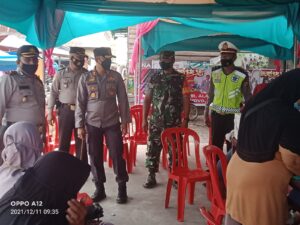 Di Dampingi Personil.Kapolres Bengkalis AKBP  Hendra Gunawan Kunjungi Posko Vaksinasi Pasar Baru Sungai Pakning 2
