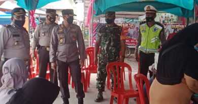 Di Dampingi Personil.Kapolres Bengkalis AKBP Hendra Gunawan Kunjungi Posko Vaksinasi Pasar Baru Sungai Pakning 5