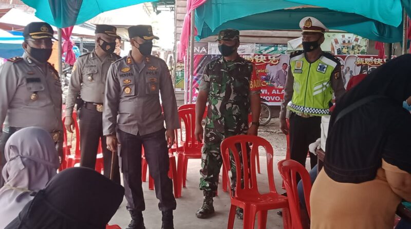Di Dampingi Personil.Kapolres Bengkalis AKBP  Hendra Gunawan Kunjungi Posko Vaksinasi Pasar Baru Sungai Pakning 1