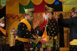 Wabup Dan pimpinan DPRD Serta Dandim di Anugerahi Gelar Adat oleh LAMR Rohul 4