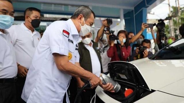 Syamsuar Resmikan Stasiun Pengisian Kendaraan Listrik Umum Pertama di Riau 1