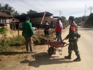 Babinsa Koramil 03 Bagan Sinembah Bersama Warga, Melaksanakan Gotong Royong(GORO)Membersih Parit dan Jalan 2
