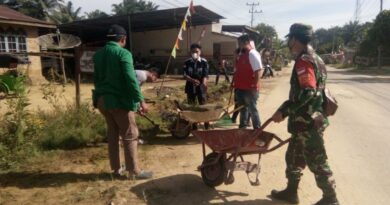 Babinsa Koramil 03 Bagan Sinembah Bersama Warga, Melaksanakan Gotong Royong(GORO)Membersih Parit dan Jalan 5