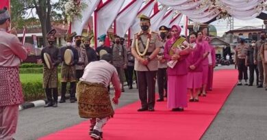 Masuki Gerbang Mapolda, Kapolda Riau Irjen Pol M Iqbal Disambut Tradisi Melayu 6