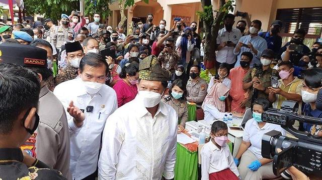 Mendagri Tito Karnavian Tinjau Langsung Vaksinasi Anak di SDN 36 Pekanbaru 1