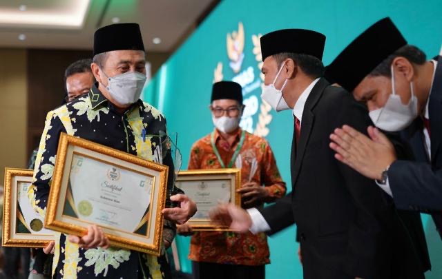 Gubernur Riau Terima Anugerah Baznas Award 2022 1