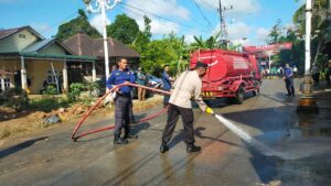 Pasca Banjir Kapolres RohulAKBP Eko Wimpiyanto Hardjito Perintahkan Personil Polres Bantu Pembersihan Lingkungan 2