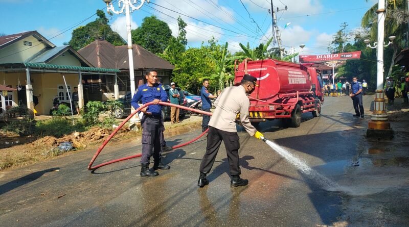 Pasca Banjir Kapolres RohulAKBP Eko Wimpiyanto Hardjito Perintahkan Personil Polres Bantu Pembersihan Lingkungan 1