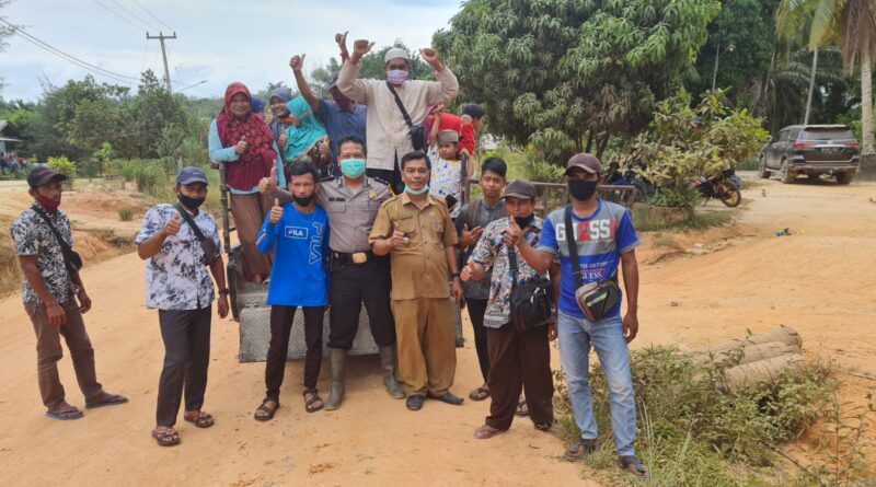 Pemdes Desa Tasik Serai kecatan,Talang Muandau Kab Bengkalis Bekerja Sama dengan TNI-POLRI adakan Vaksinasi di Aula Kantor Desa 7
