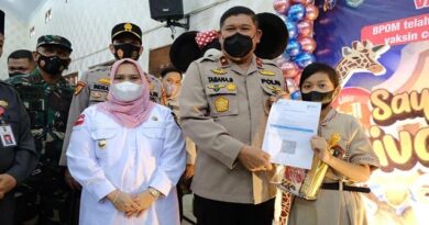 Didampingi Kasmarni, Wakapolda Riau Tinjau Pelaksanaan Vaksinasi di Mandau 6