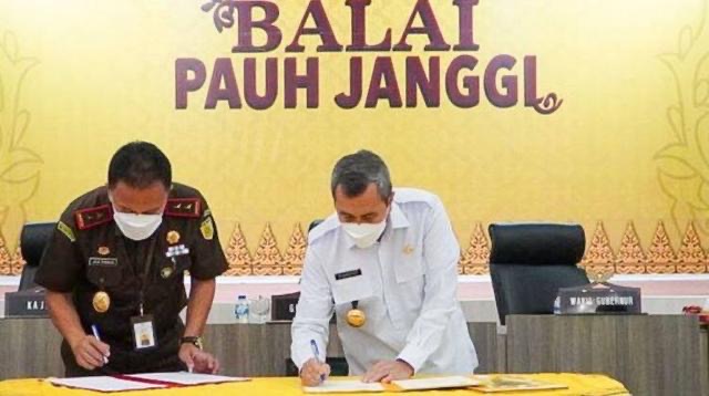 Gubernur Riau Syamsuar dan Kajati Teken MoU Soal Bantuan Hukum 1