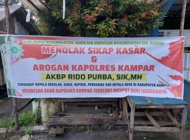Ada Spanduk Menolak Sikap Kasar Kapolres Kampar, Kapolda Riau Beri Atensi 30