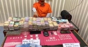 Rumah Bandar Narkoba Di Riau Digerebek, Wanita 24 Tahun Dan Uang Rp 147 Juta Hasil Jual Sabu Diamankan 2