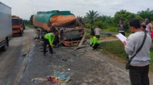 Kecelakaan Dua Truk di Jalan Lintas Duri-Pekanbaru, Sopir Tewas Terjepit 2