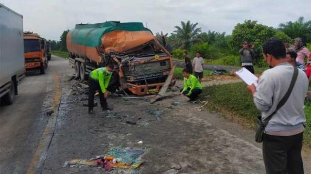 Kecelakaan Dua Truk di Jalan Lintas Duri-Pekanbaru, Sopir Tewas Terjepit 1