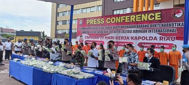 Tim Gabungan Polda Riau, Polres Bengkalis dan Bea Cukai Ringkus 2 Tersangka, 56 Kg Sabu Asal Malaysia Disita 1