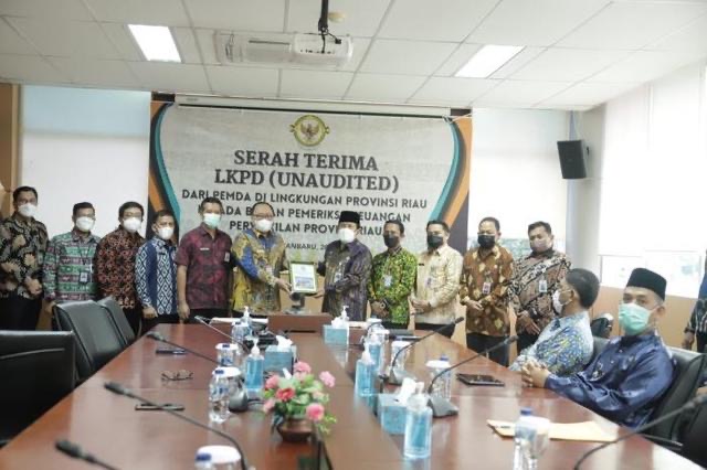 Bupati Rohul H.Sukiman Serahkan LKPD Tahun 2021 Ke BPK Perwakilan Prov.Riau 1