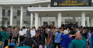 Mahasiswa Asal Rohil Dari Berbagai Perguruan Tinggi Gelar Aksi Demo di Kantor DPRD Rokan Hilir 4