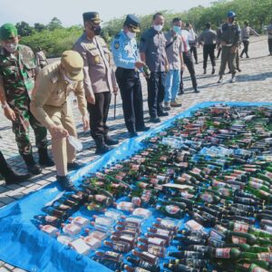 Ratusan Botol Miras Berbagai Merek Dimusnahkan Polres Rohul Dihalaman Kantor Bupati Rohul 2
