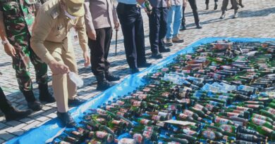 Ratusan Botol Miras Berbagai Merek Dimusnahkan Polres Rohul Dihalaman Kantor Bupati Rohul 5