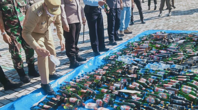 Ratusan Botol Miras Berbagai Merek Dimusnahkan Polres Rohul Dihalaman Kantor Bupati Rohul 1
