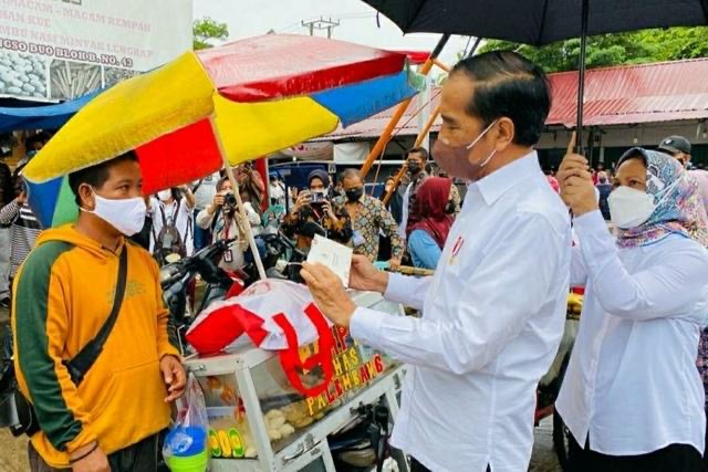 Jokowi: Saya Minta Seminggu Sebelum Lebaran BLT Minyak Goreng Selesai Disalurkan 1