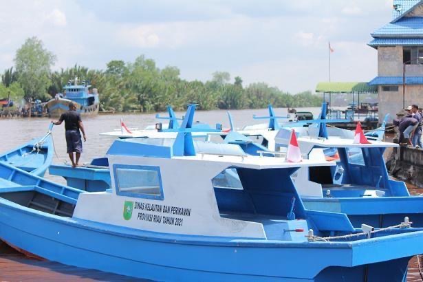 Tahun Ini, Pemprov Riau Salurkan Bantuan 13 Kapal Fiber ke Daerah 25
